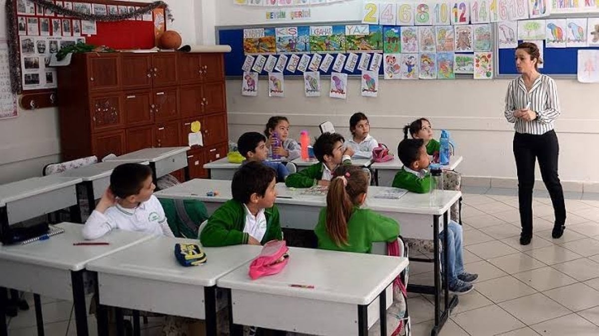 Öğretmenler artık böyle okula gidecek: Kılık kıyafet değişti Öğretmenler artık böyle okula gidecek: Kılık kıyafet değişti
