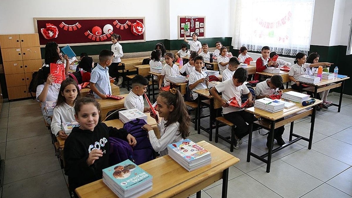 Okullarda yeni dönem başlıyor! 4 yıl kararını bakan duyurdu: İşte kıyafetlerdeki yasaklar Okullarda yeni dönem başlıyor! 4 yıl kararını bakan duyurdu: İşte kıyafetlerdeki yasaklar