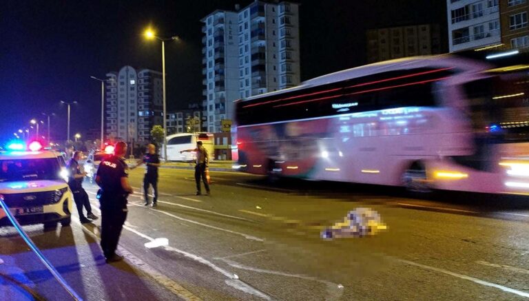 Önce kamyonet çarptı, sonra otomobil ezdi Önce kamyonet çarptı, sonra otomobil ezdi