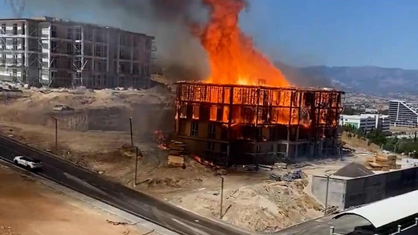 Orman Bölge Müdürlüğü lojmanı alevlere teslim oldu! Yangın hızla yayılıyor Orman Bölge Müdürlüğü lojmanı alevlere teslim oldu! Yangın hızla yayılıyor