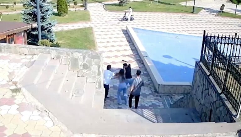 Parktaki çifti uyaran muhtar bıçaklandı Parktaki çifti uyaran muhtar bıçaklandı