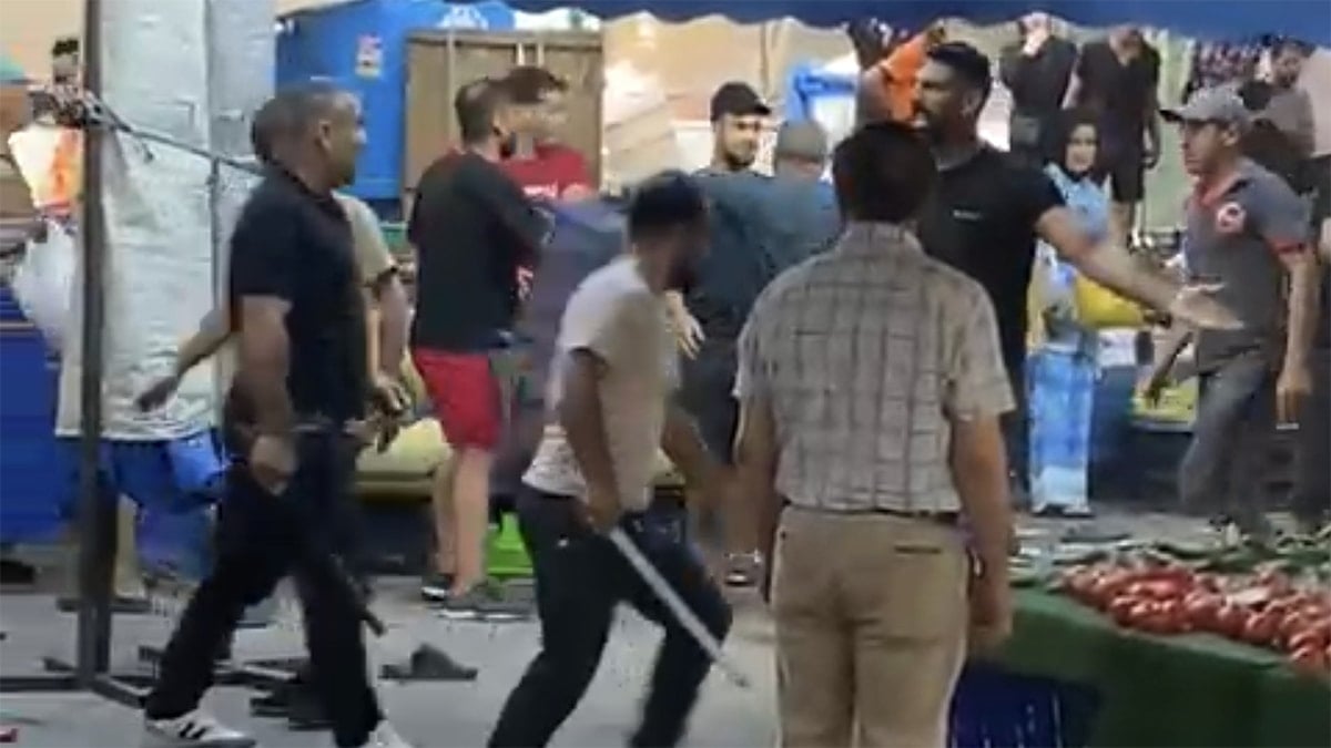 Pazarcılar kavga etti, sopalar, yumruklar, tekmeler havada uçuştu Pazarcılar kavga etti, sopalar, yumruklar, tekmeler havada uçuştu