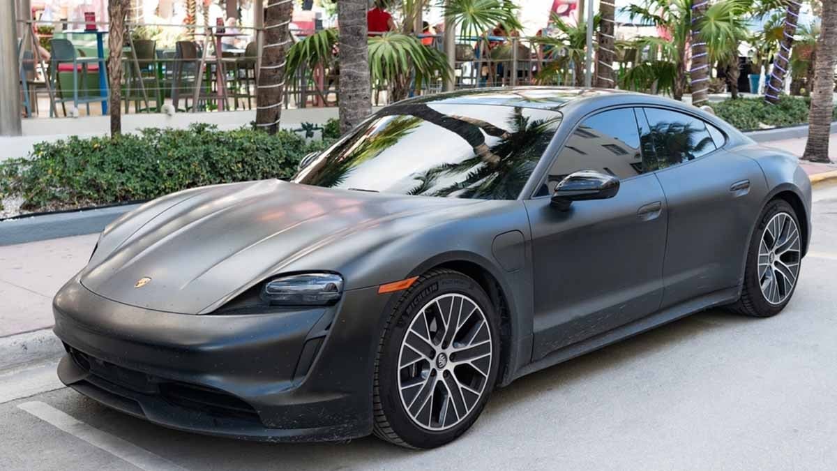 Porsche sürücüsü hız rekoru kırdı Porsche sürücüsü hız rekoru kırdı