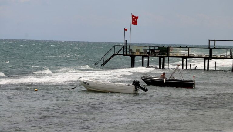 Rize’de denize girme yasağı Rize’de denize girme yasağı