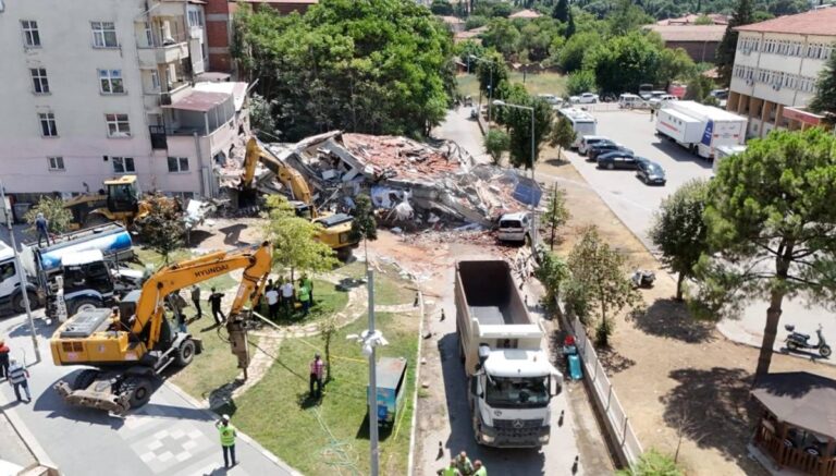 Sındırgı’da artçılar devam ediyor: 3.5, 4.0… Sındırgı’da artçılar devam ediyor: 3.5, 4.0…