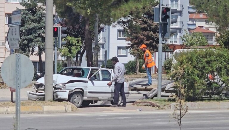 Sinop’ta otomobil aydınlatma direğine çarptı: 1 yaralı Sinop’ta otomobil aydınlatma direğine çarptı: 1 yaralı