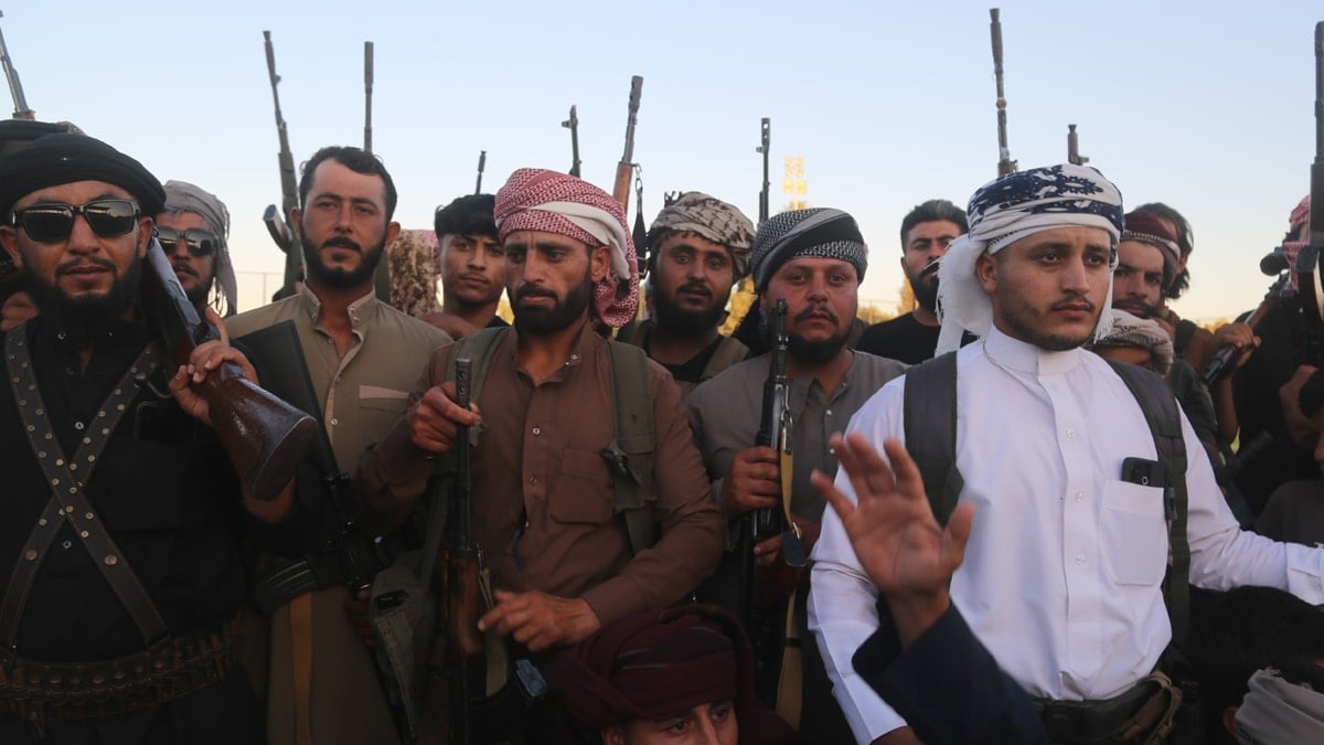 Stadyumda toplanan aşiret PKK/YPG’ye karşı mücadele başlattı Stadyumda toplanan aşiret PKK/YPG’ye karşı mücadele başlattı