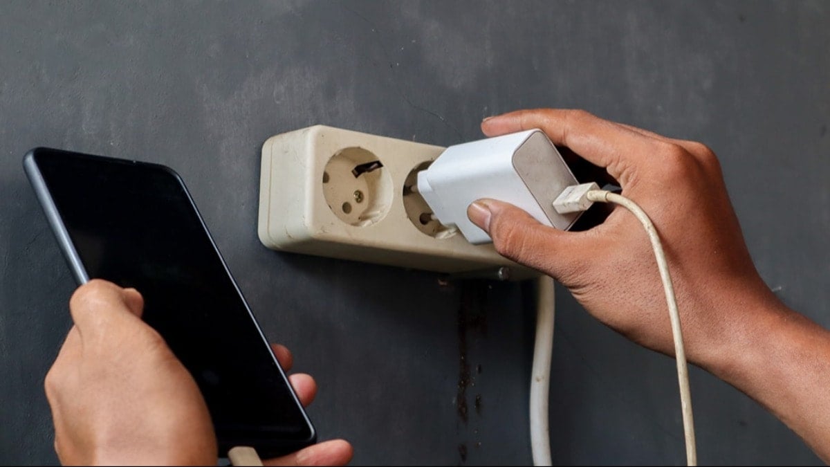 Telefon şarj ederken yapılan bu hata binlerce liraya mal oluyor Telefon şarj ederken yapılan bu hata binlerce liraya mal oluyor