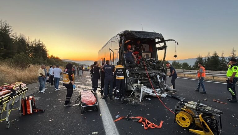 TEM’de yolcu otobüsü ile kamyon çarpıştı: 1 ölü, 10 yaralı TEM’de yolcu otobüsü ile kamyon çarpıştı: 1 ölü, 10 yaralı