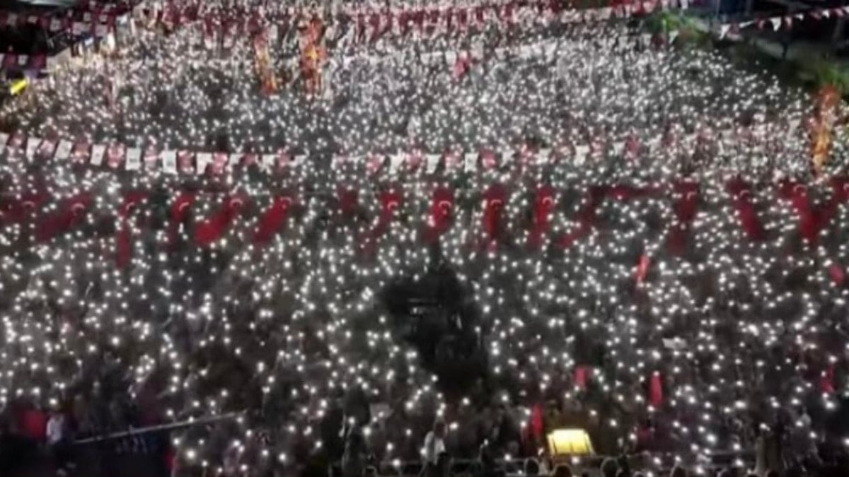“Topuklayan Efe”ye tepkiler sürüyor! Özgür Özel’den Erdoğan’a Aydın önerisi “Topuklayan Efe”ye tepkiler sürüyor! Özgür Özel’den Erdoğan’a Aydın önerisi