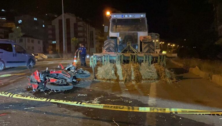 Traktöre çarpan motosikletin sürücüsü öldü Traktöre çarpan motosikletin sürücüsü öldü