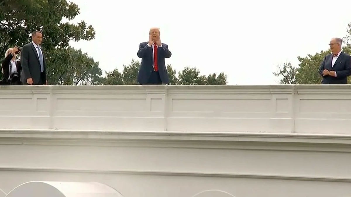 Trump garipliklere doymuyor: Soruları çatıdan yanıtladı Trump garipliklere doymuyor: Soruları çatıdan yanıtladı