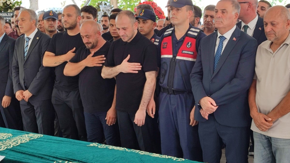 Tutuklu Belediye başkan yardımcısı babasının cenazesine jandarmayla getirildi Tutuklu Belediye başkan yardımcısı babasının cenazesine jandarmayla getirildi