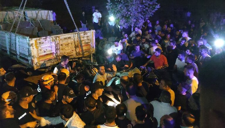 Van’da feci kaza: 2 kişi hayatını kaybetti Van’da feci kaza: 2 kişi hayatını kaybetti