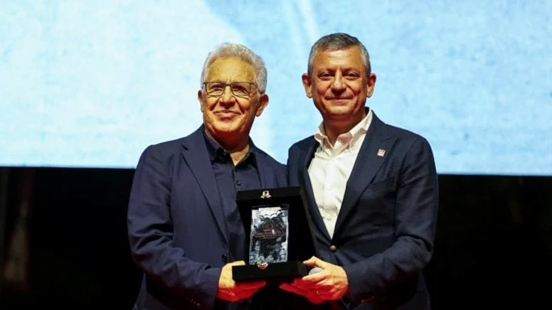 Zülfü Livaneli’ye Hacı Bektaş Veli Dostluk ve Barış Ödülü verildi. Zülfü Livaneli’ye Hacı Bektaş Veli Dostluk ve Barış Ödülü verildi.